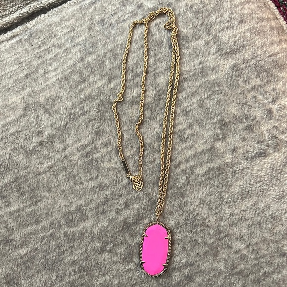 Kendra Scott Jewelry - Kendra Scott Rae with hot pink stone